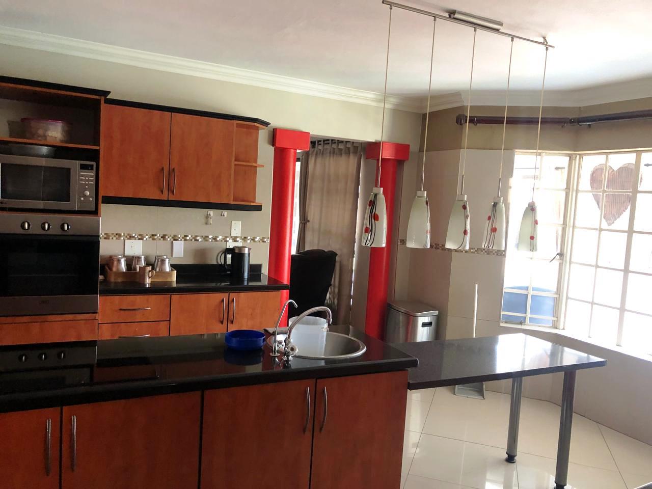 Upmarket large five bedroom with flat for sale