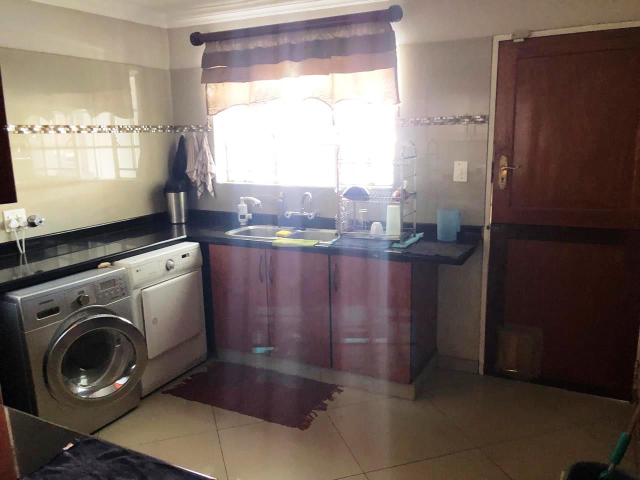 Upmarket large five bedroom with flat for sale