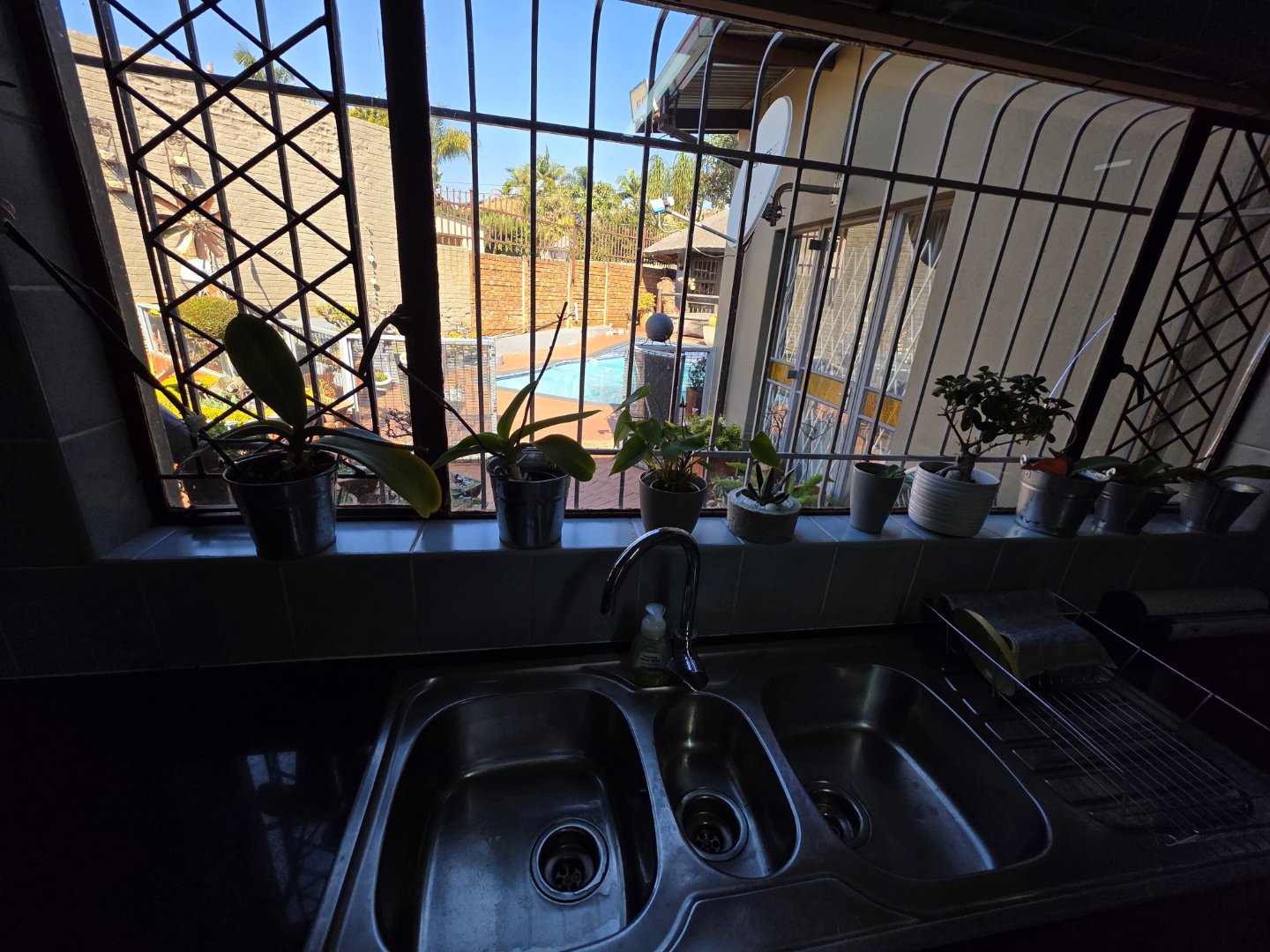 Three bedroom house for sale in Sinoville