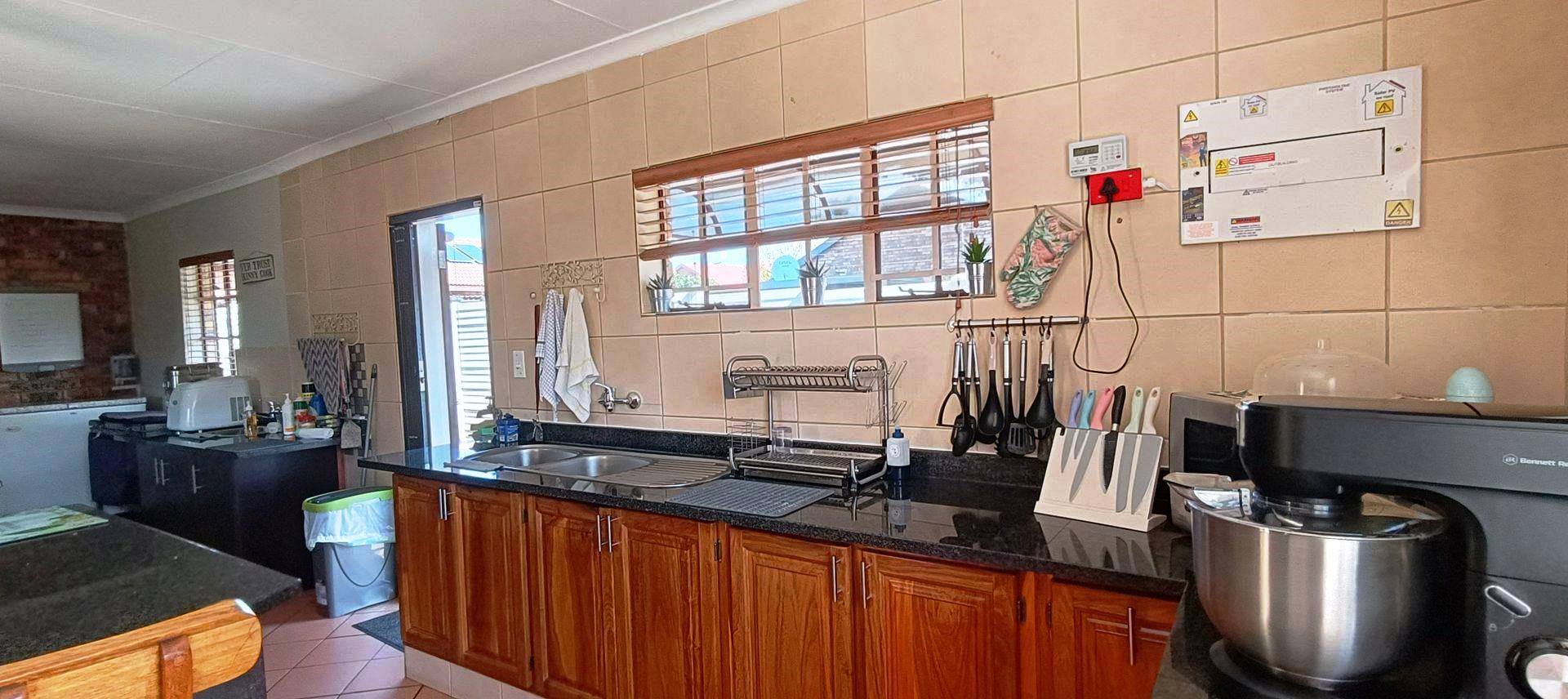Five bedroom house with granny flat for sale