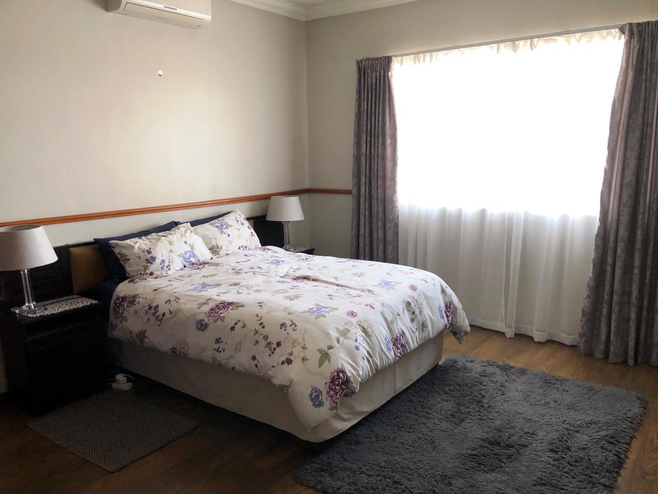 Upmarket large five bedroom with flat for sale