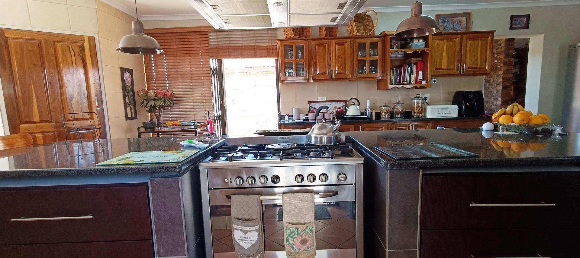 Five bedroom house with granny flat for sale