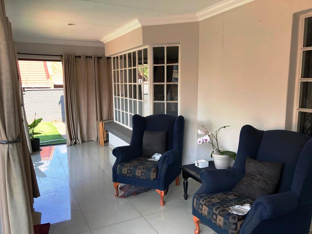 Upmarket large five bedroom with flat for sale