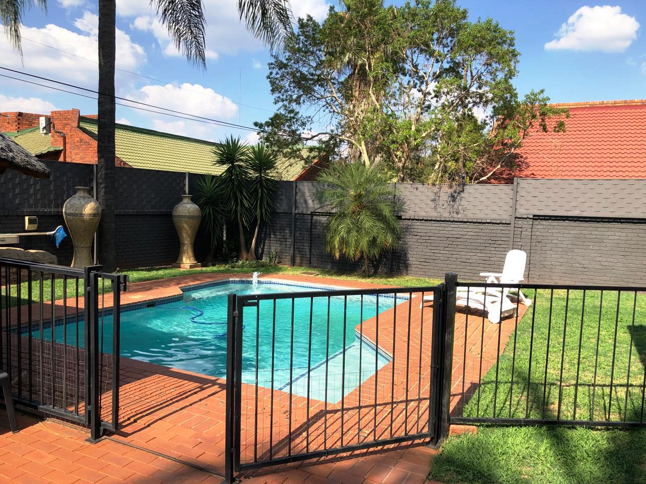 Upmarket large five bedroom with flat for sale