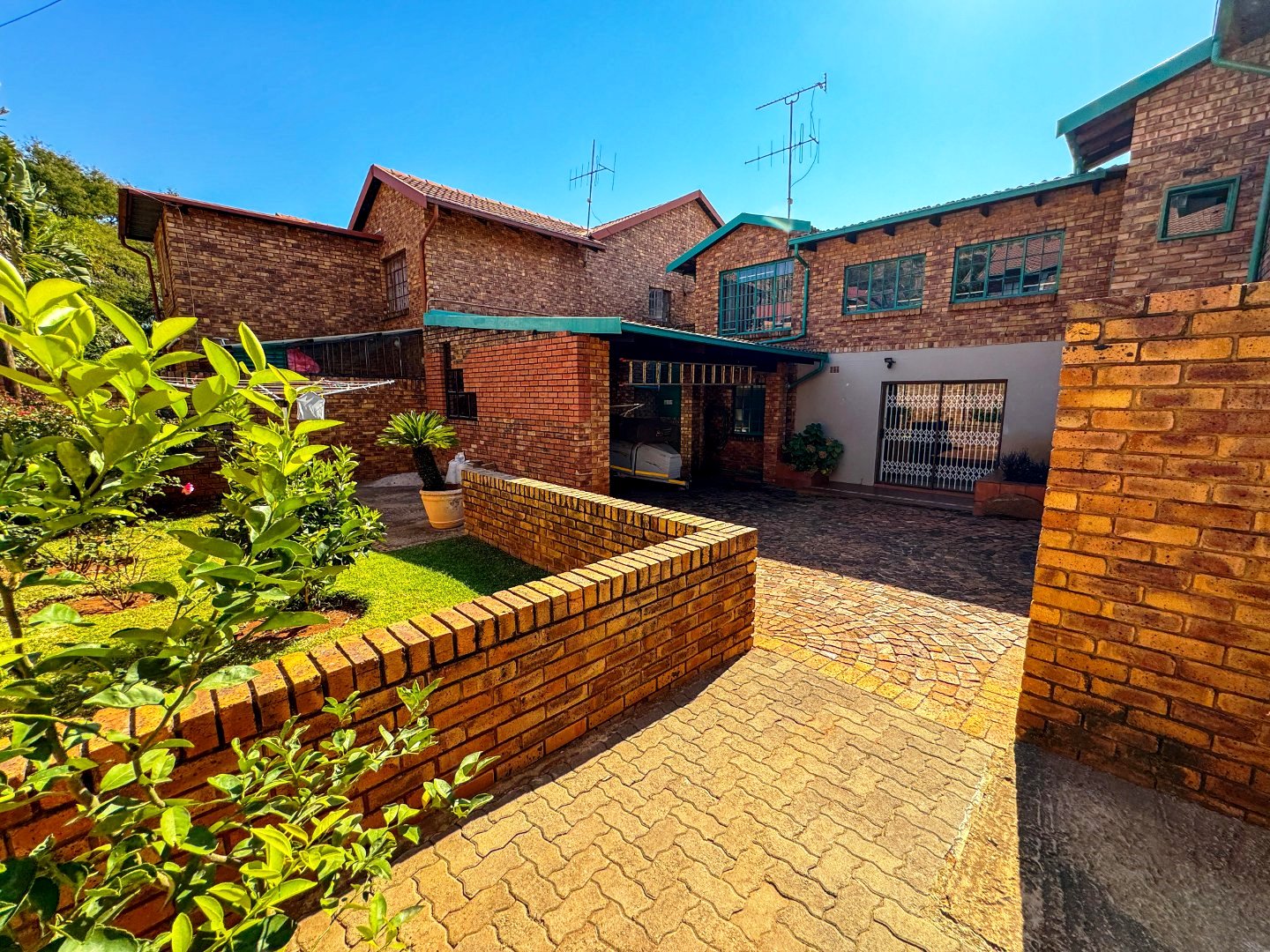 Five bedroom house for sale in Montana Park