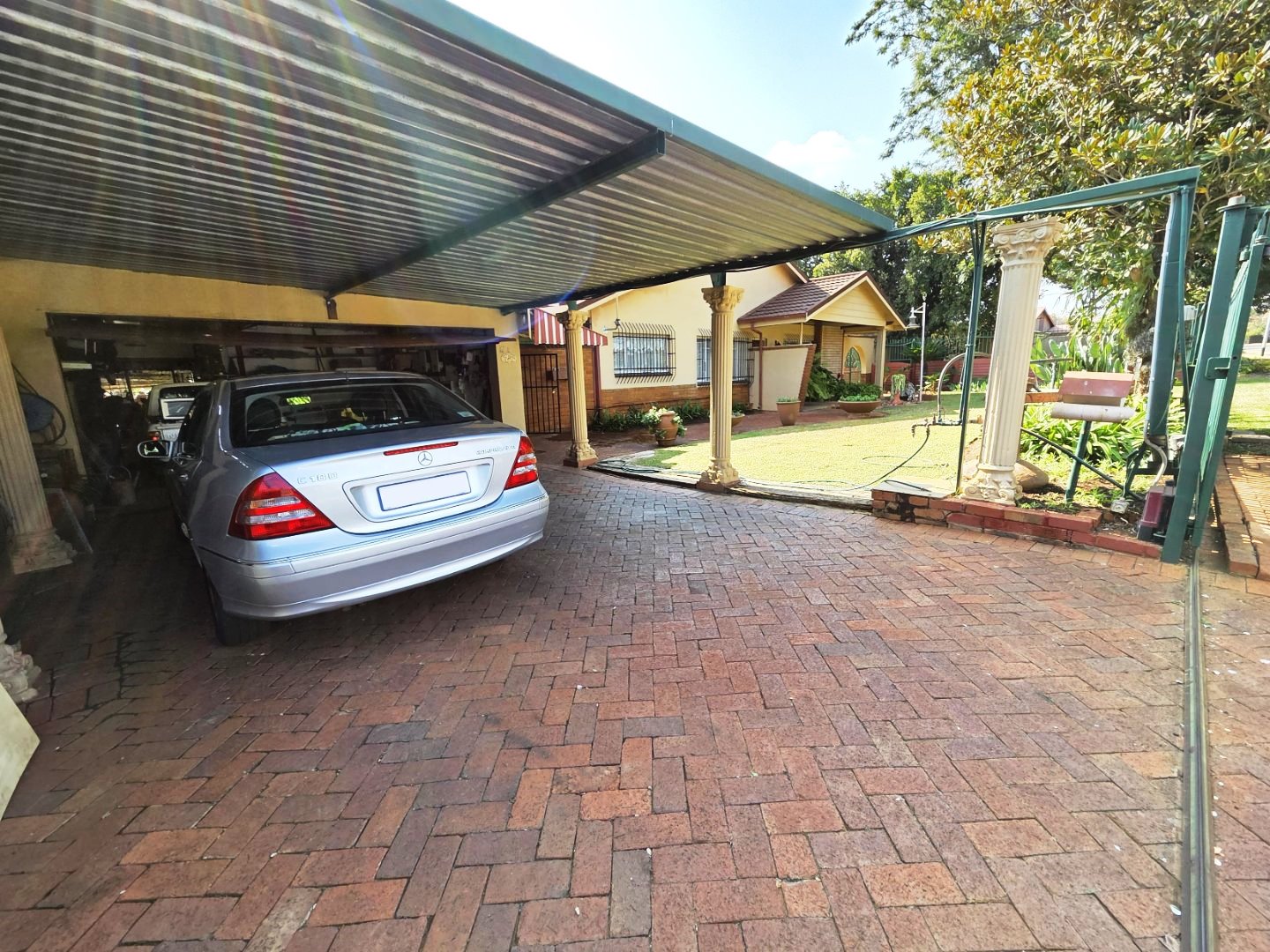 Three bedroom house for sale in Sinoville