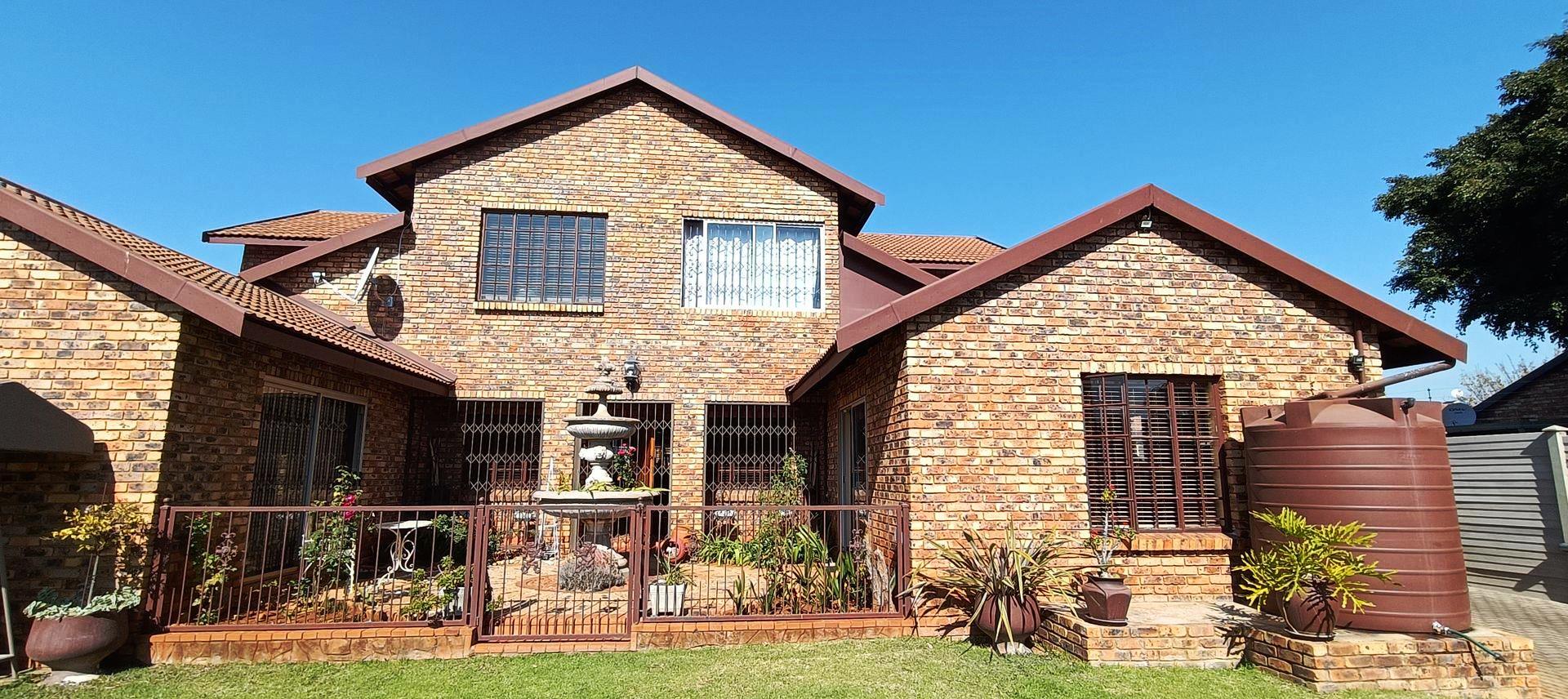 Five bedroom house with granny flat for sale