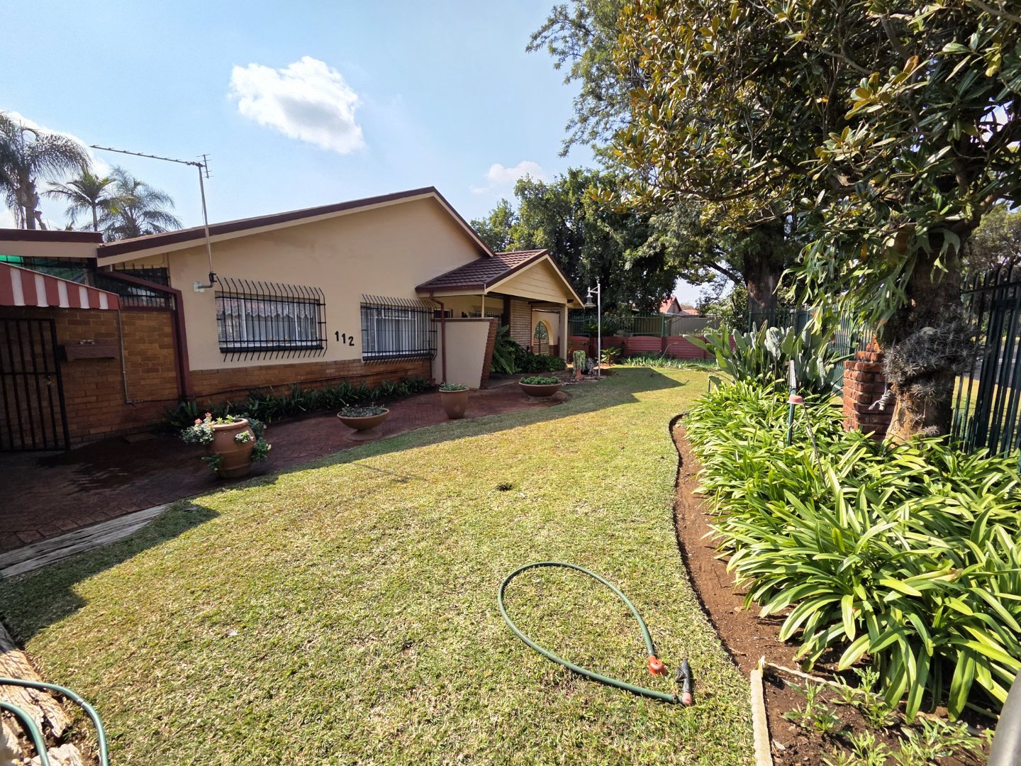 Three bedroom house for sale in Sinoville
