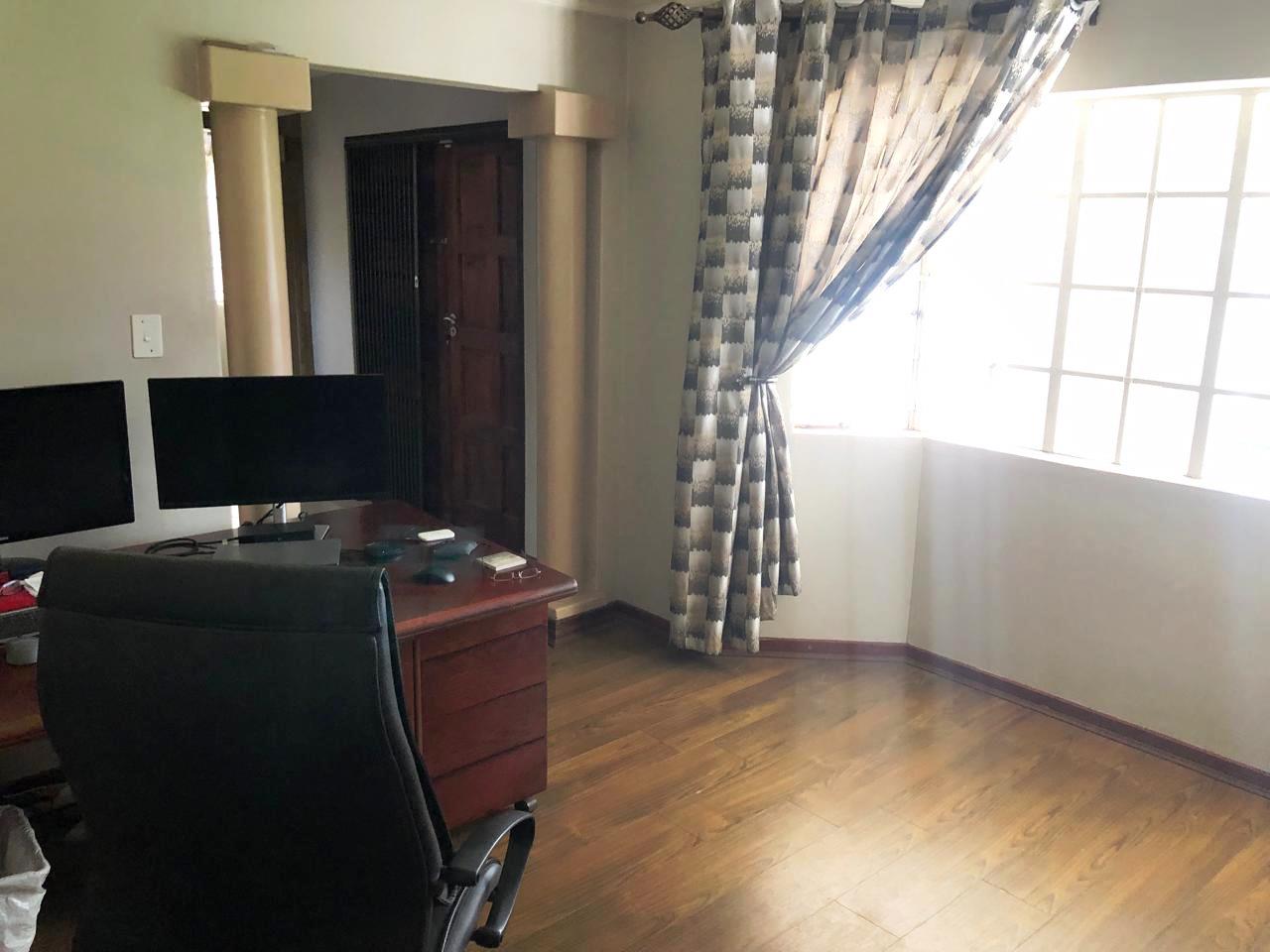 Upmarket large five bedroom with flat for sale