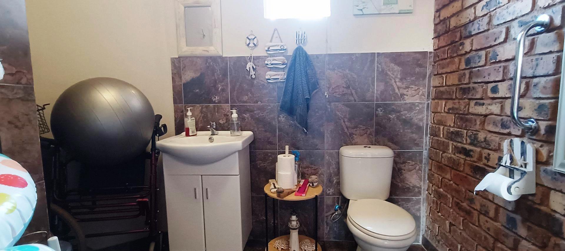 Five bedroom house with granny flat for sale