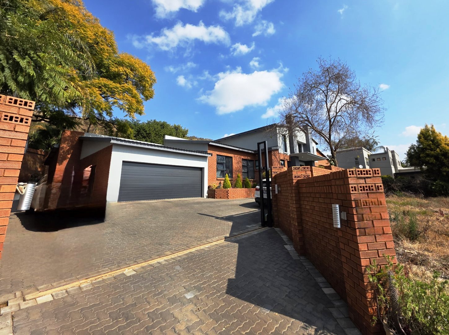 Modern six bedroom for sale in Montana Park