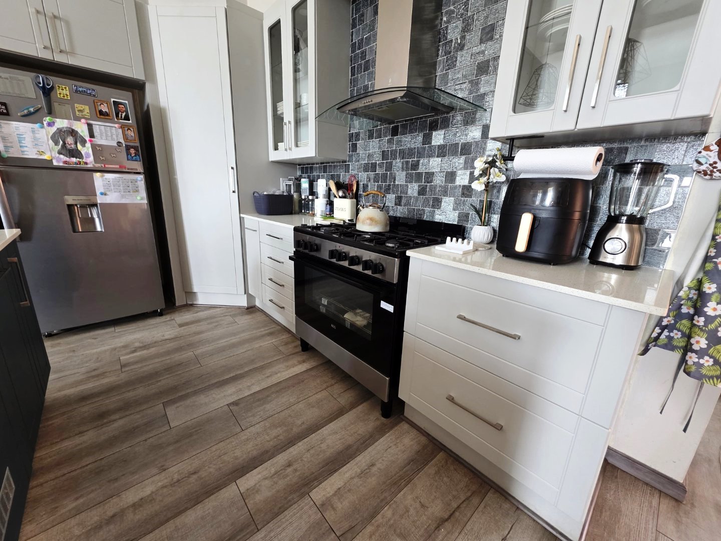 Modern six bedroom for sale in Montana Park