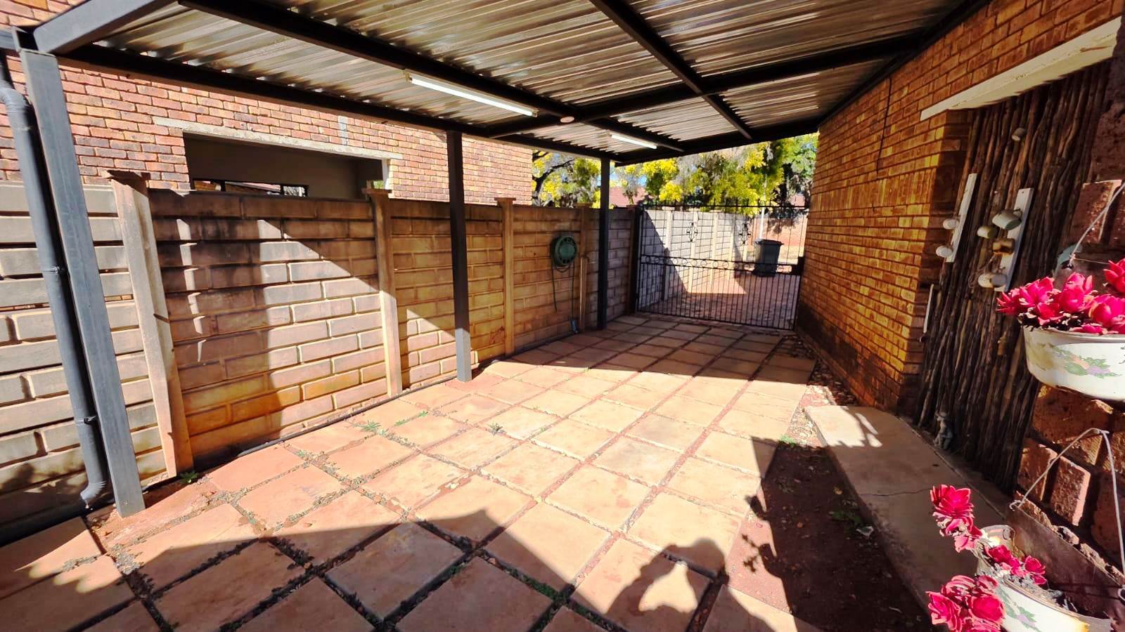 Three bedroom house with flatlet for sale