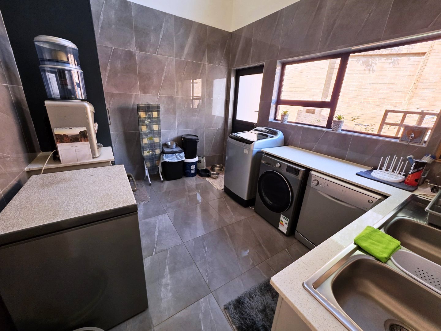 Modern six bedroom for sale in Montana Park