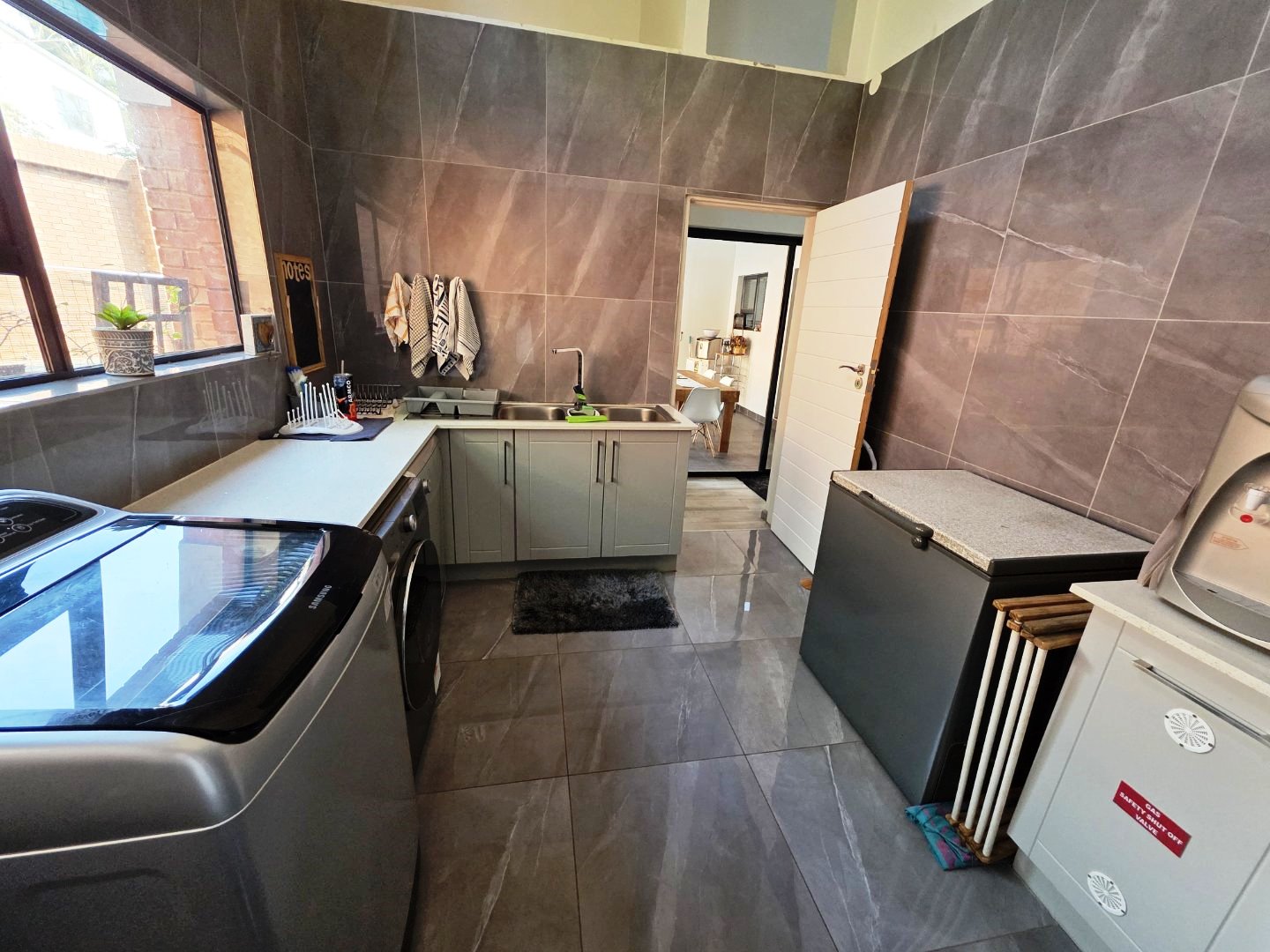 Modern six bedroom for sale in Montana Park