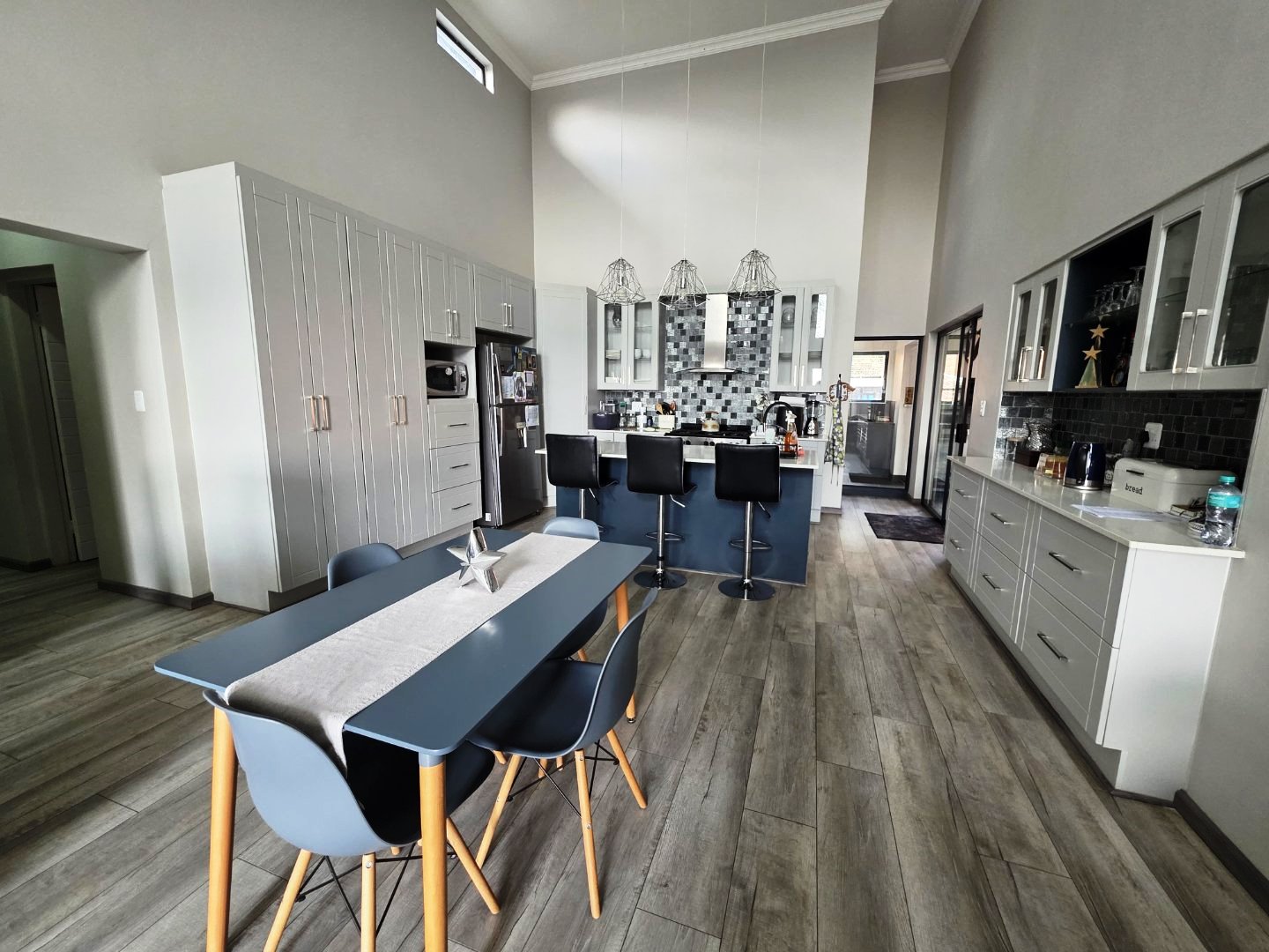 Modern six bedroom for sale in Montana Park