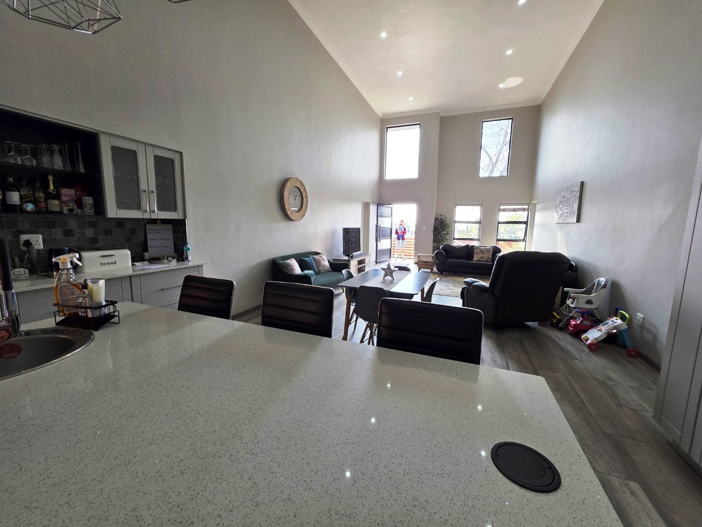 Modern six bedroom for sale in Montana Park