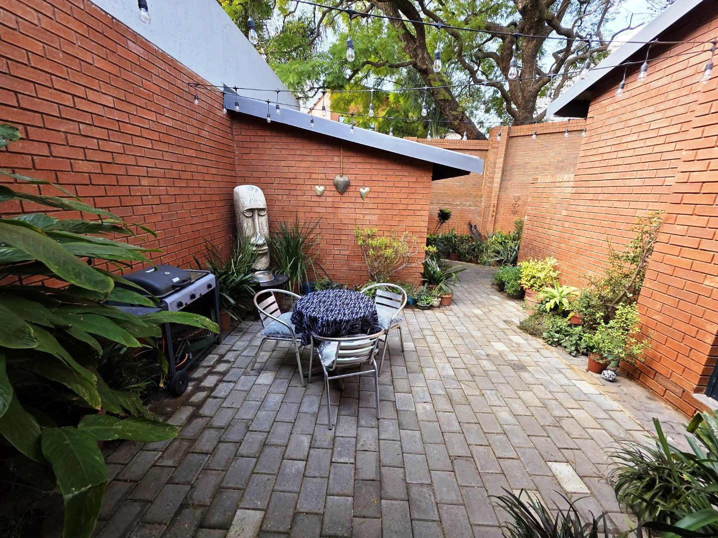 Modern six bedroom for sale in Montana Park