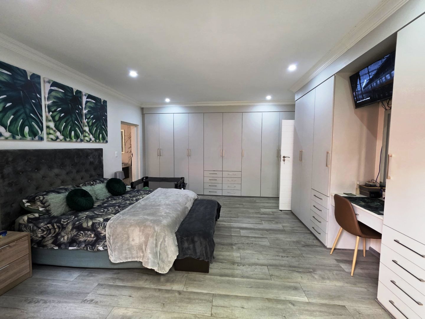 Modern six bedroom for sale in Montana Park