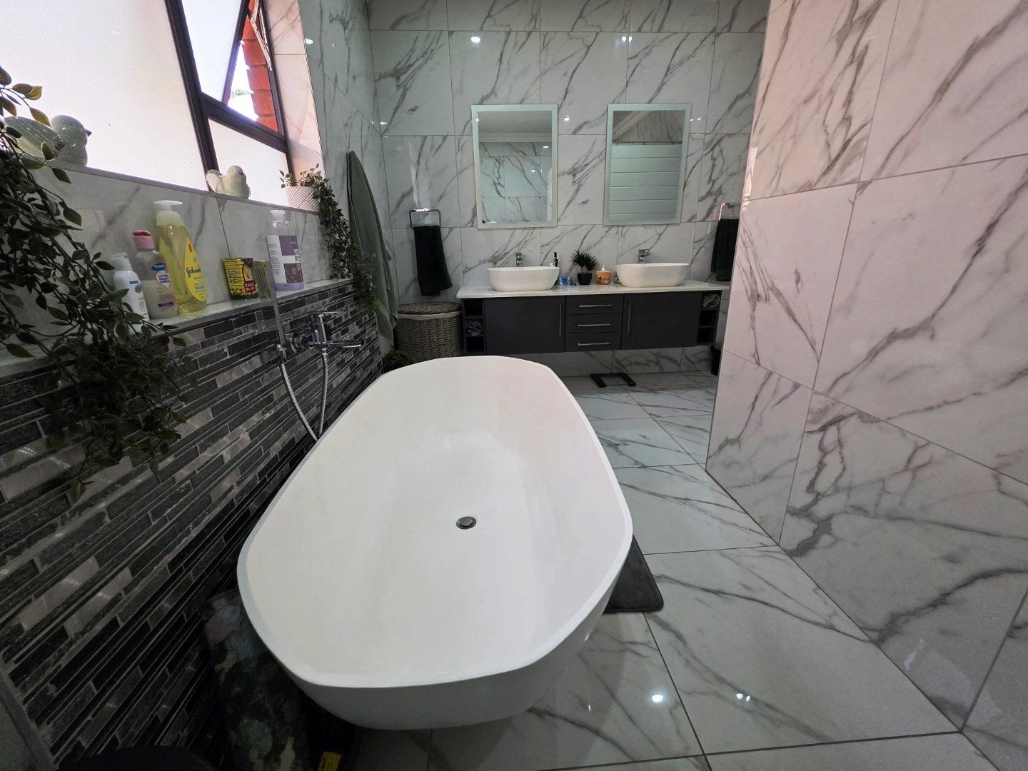 Modern six bedroom for sale in Montana Park