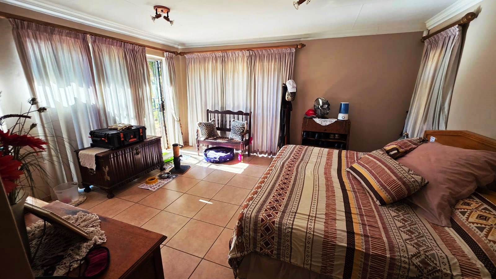 Three bedroom house with flatlet for sale