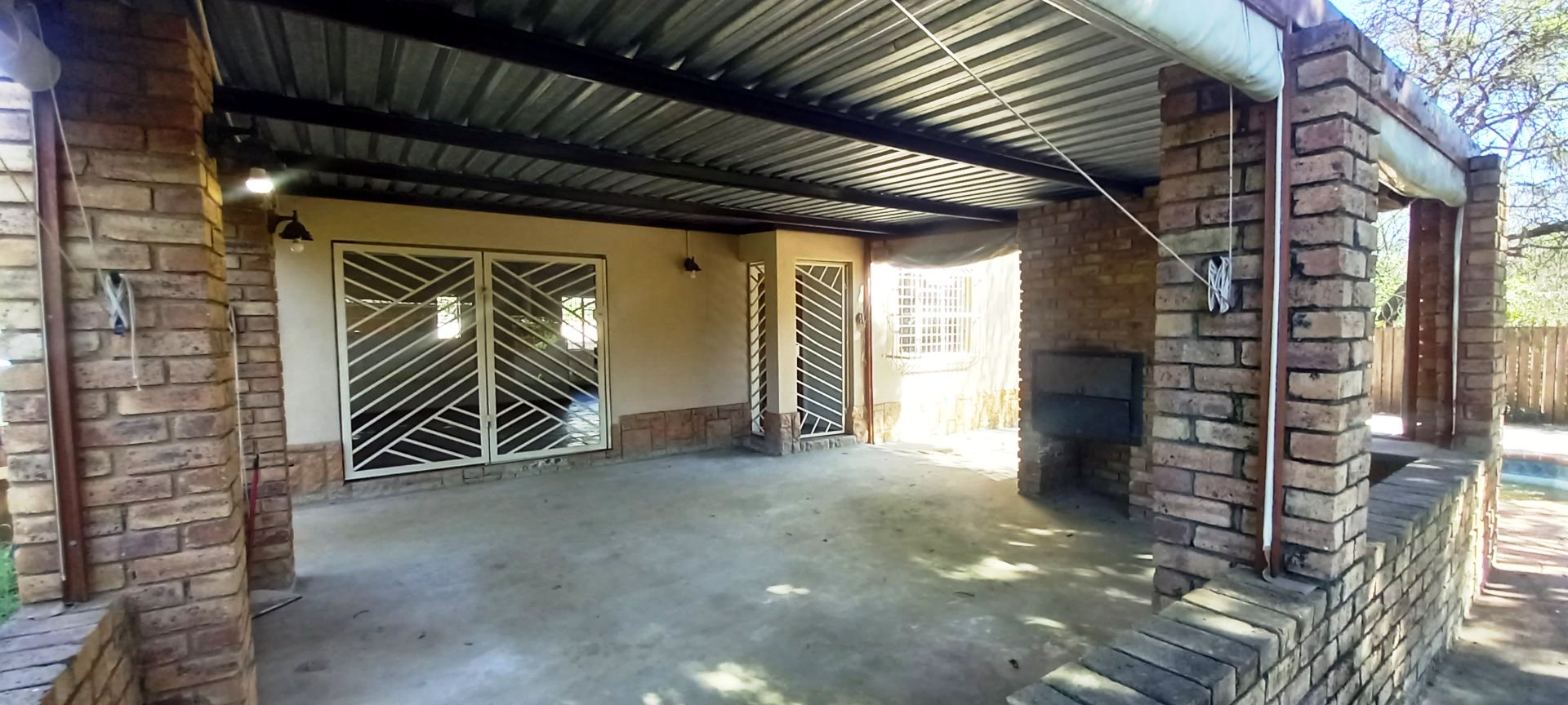 Three bedroom for sale in old Doornpoort