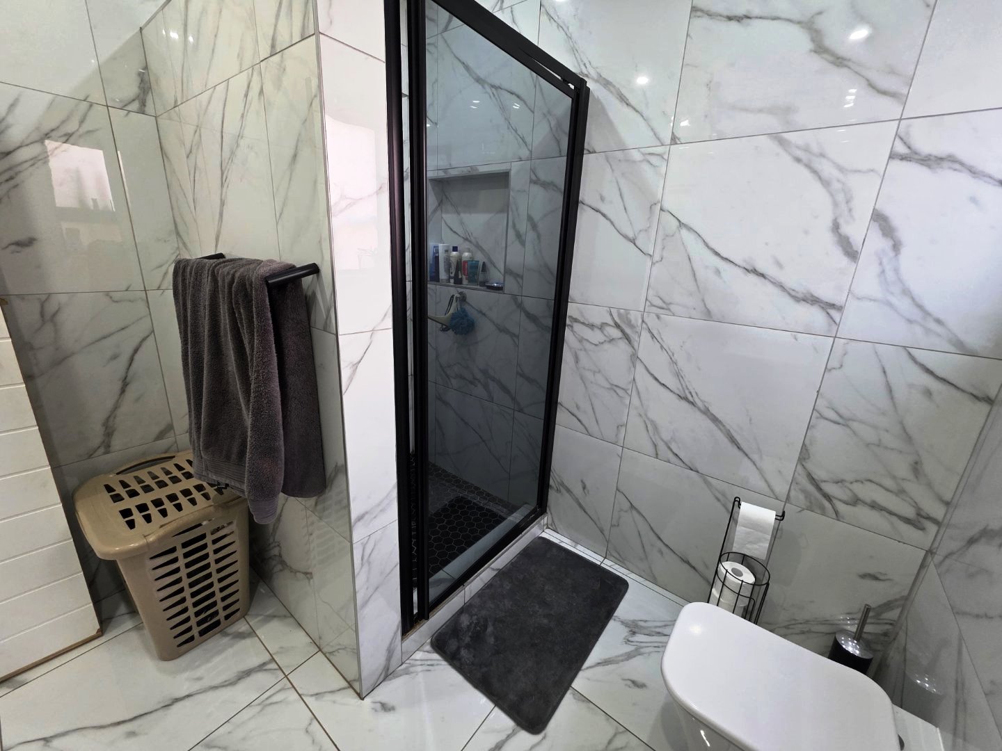 Modern six bedroom for sale in Montana Park