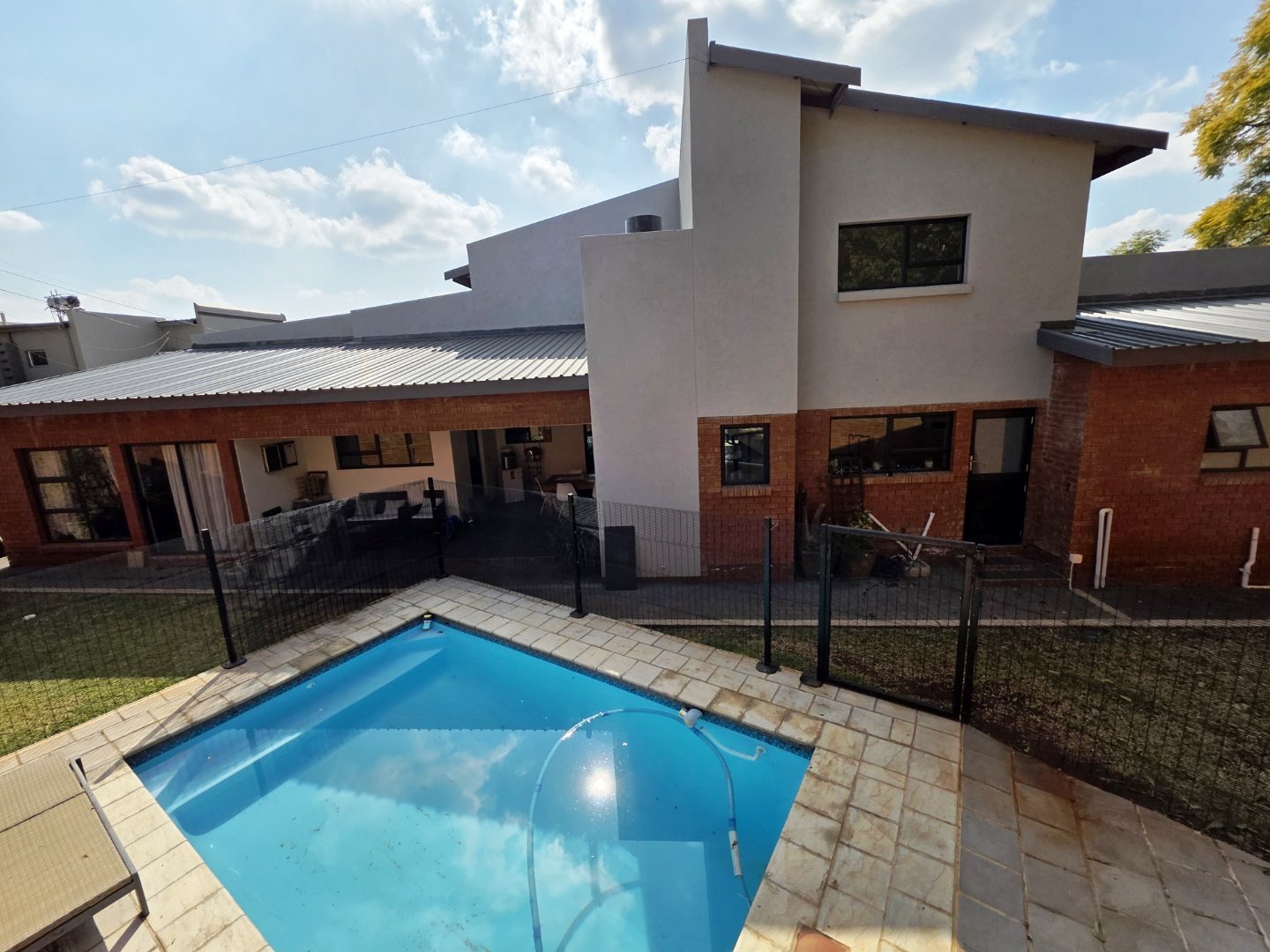 Modern six bedroom for sale in Montana Park