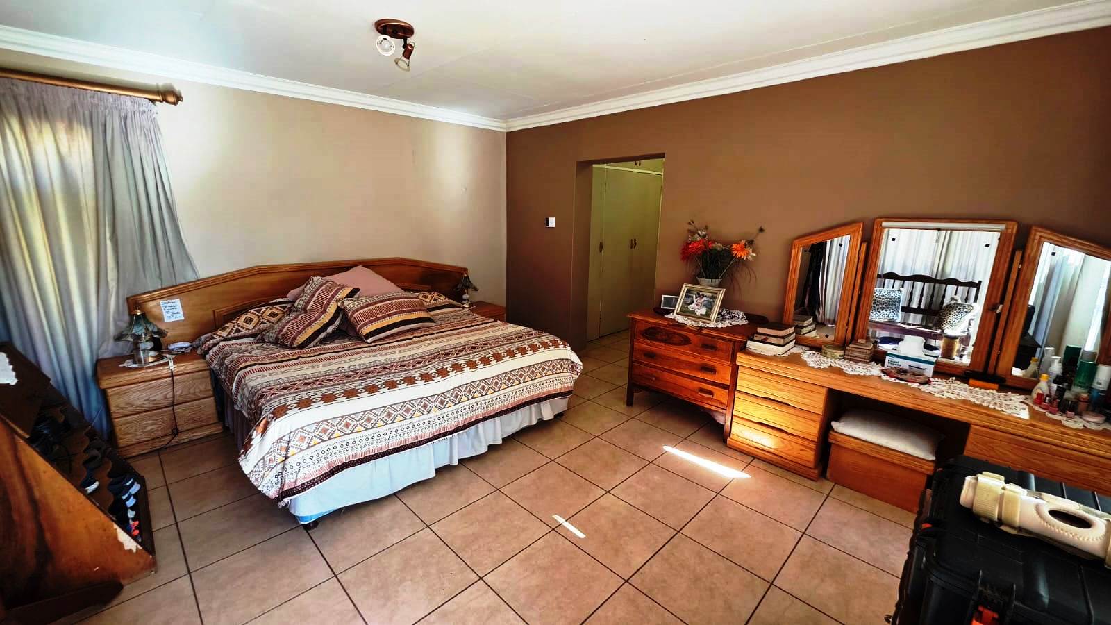 Three bedroom house with flatlet for sale