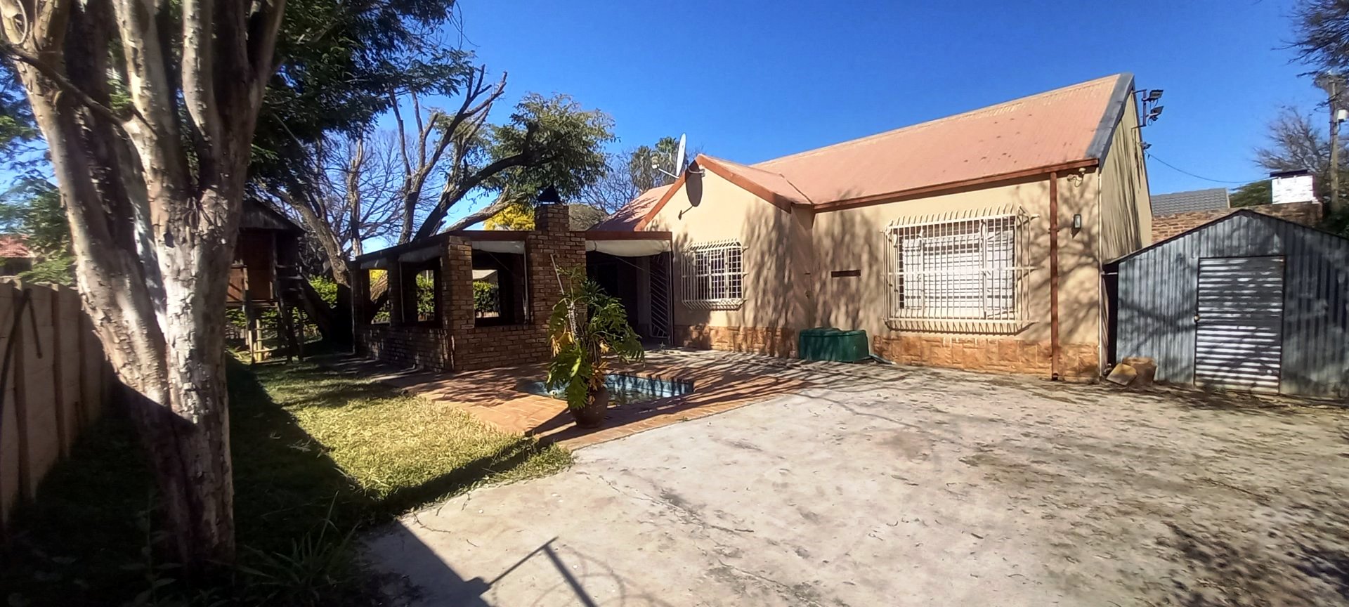 Three bedroom for sale in old Doornpoort