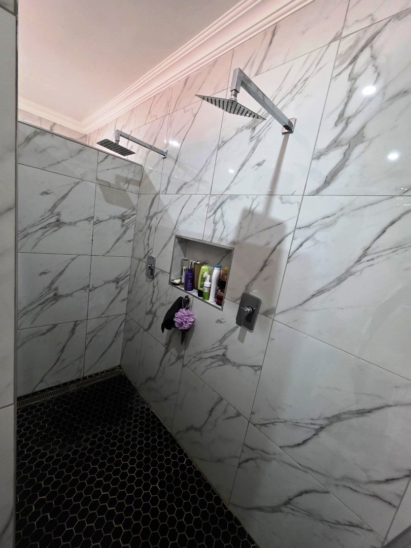 Modern six bedroom for sale in Montana Park