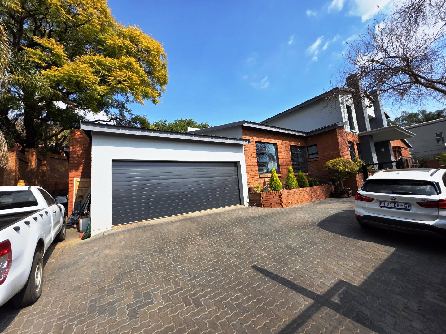 Modern six bedroom for sale in Montana Park