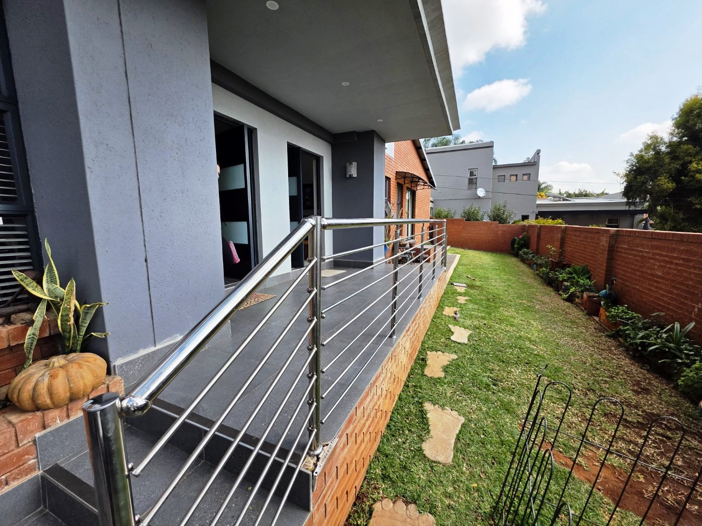 Modern six bedroom for sale in Montana Park