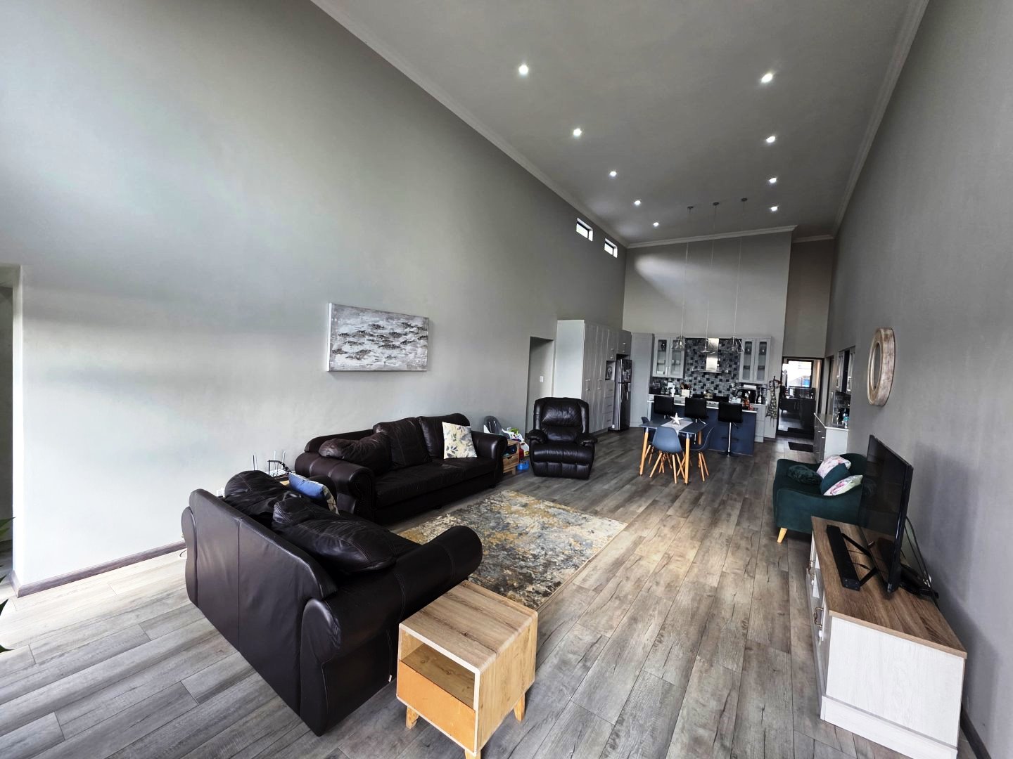 Modern six bedroom for sale in Montana Park