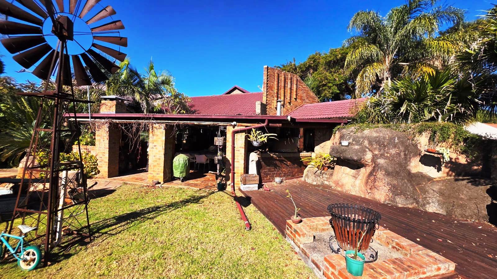 Three bedroom house with flatlet for sale