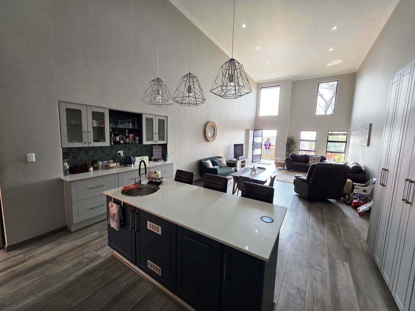 Modern six bedroom for sale in Montana Park