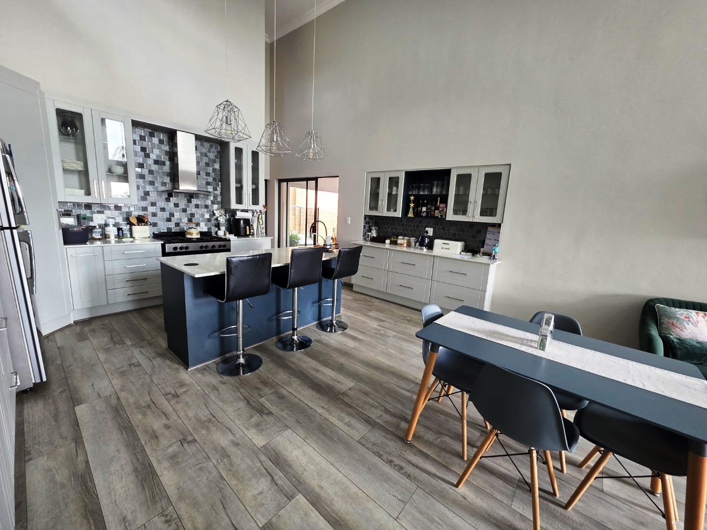 Modern six bedroom for sale in Montana Park