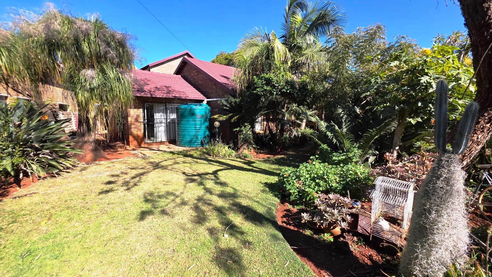 Three bedroom house with flatlet for sale