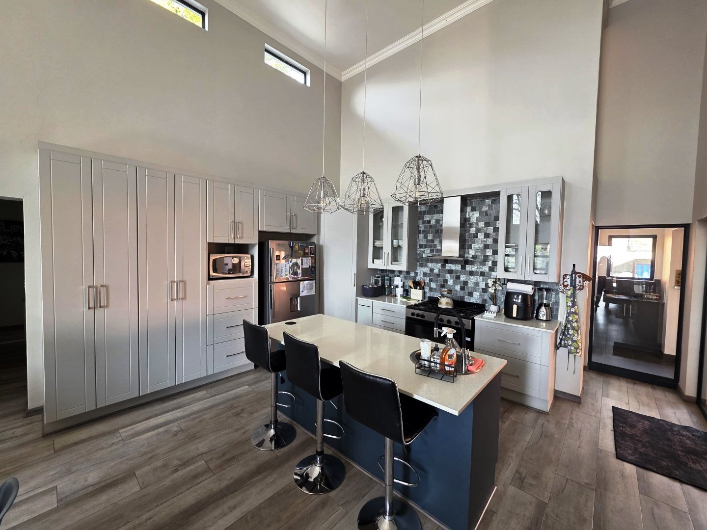 Modern six bedroom for sale in Montana Park