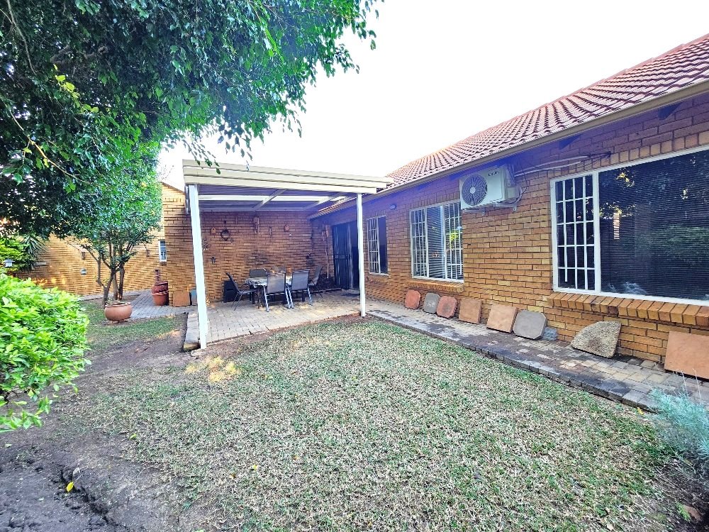 Three bedroom townhouse for sale in Sinoville