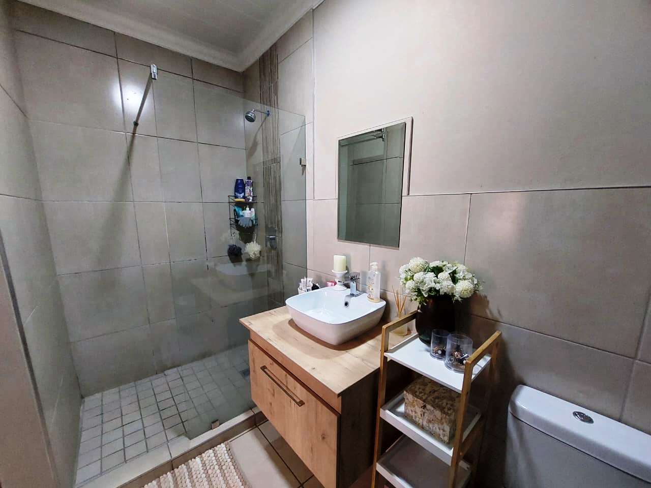 Three bedroom simplex for sale in Montana