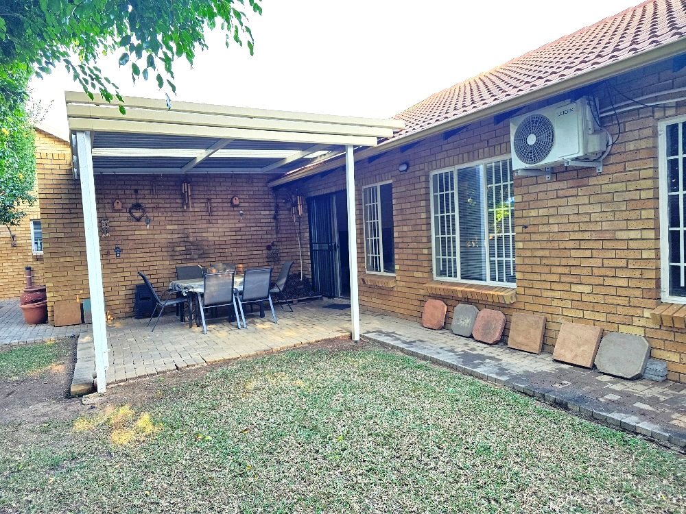 Three bedroom townhouse for sale in Sinoville