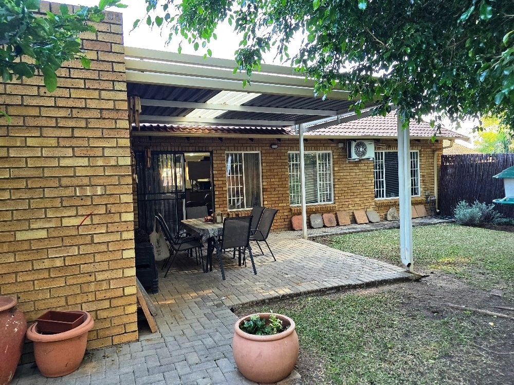 Three bedroom townhouse for sale in Sinoville