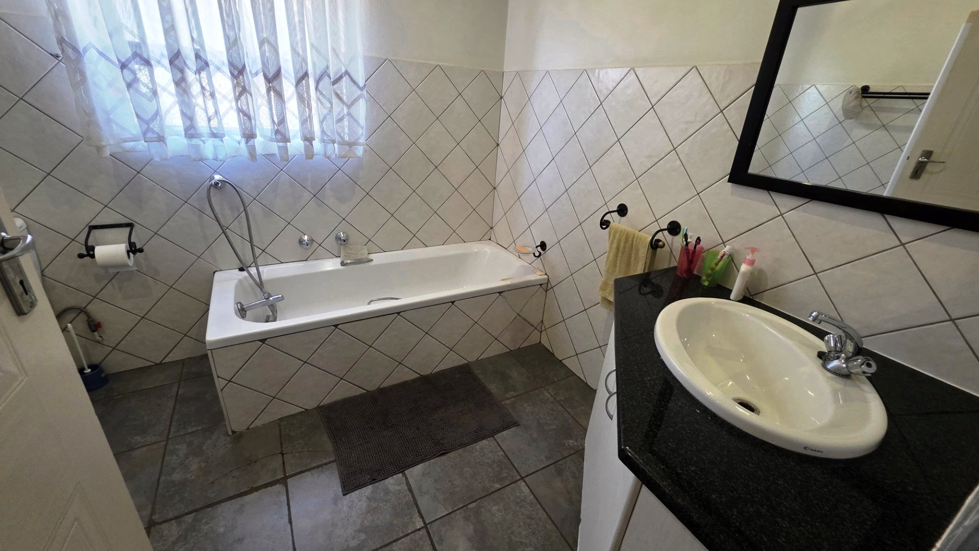 Five bedroom house for sale in Montana Tuine