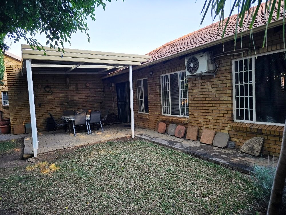 Three bedroom townhouse for sale in Sinoville