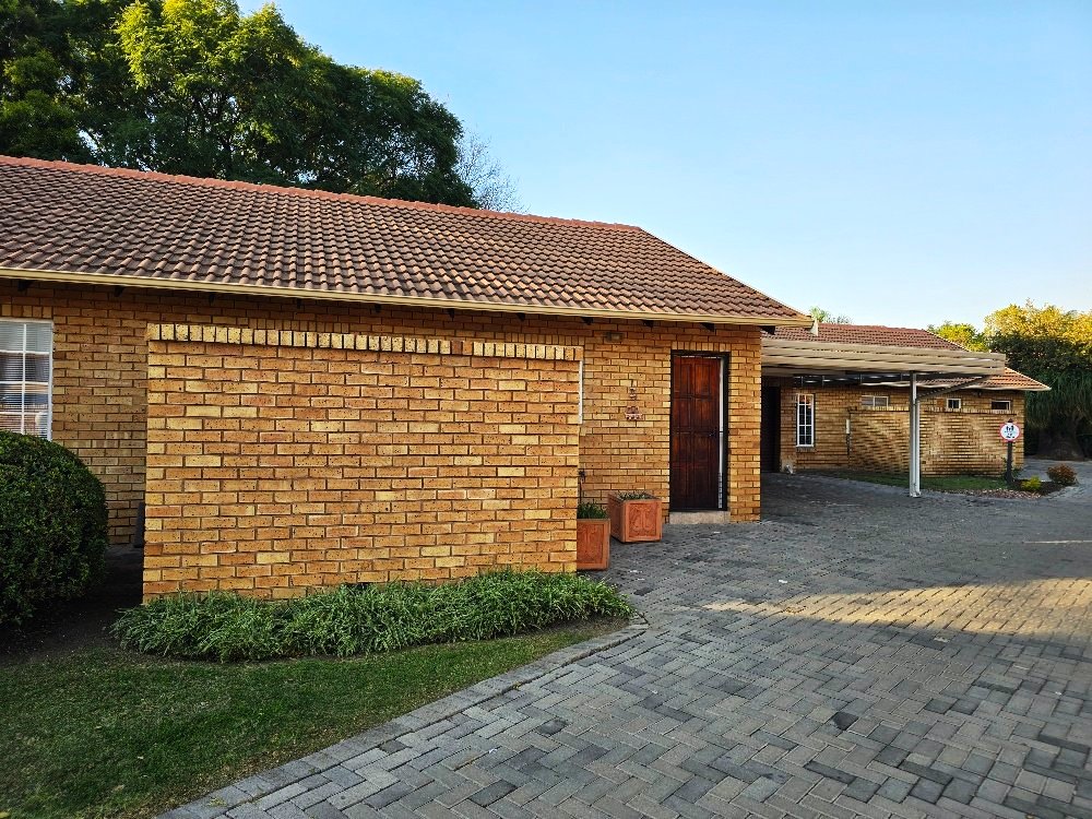 Three bedroom townhouse for sale in Sinoville