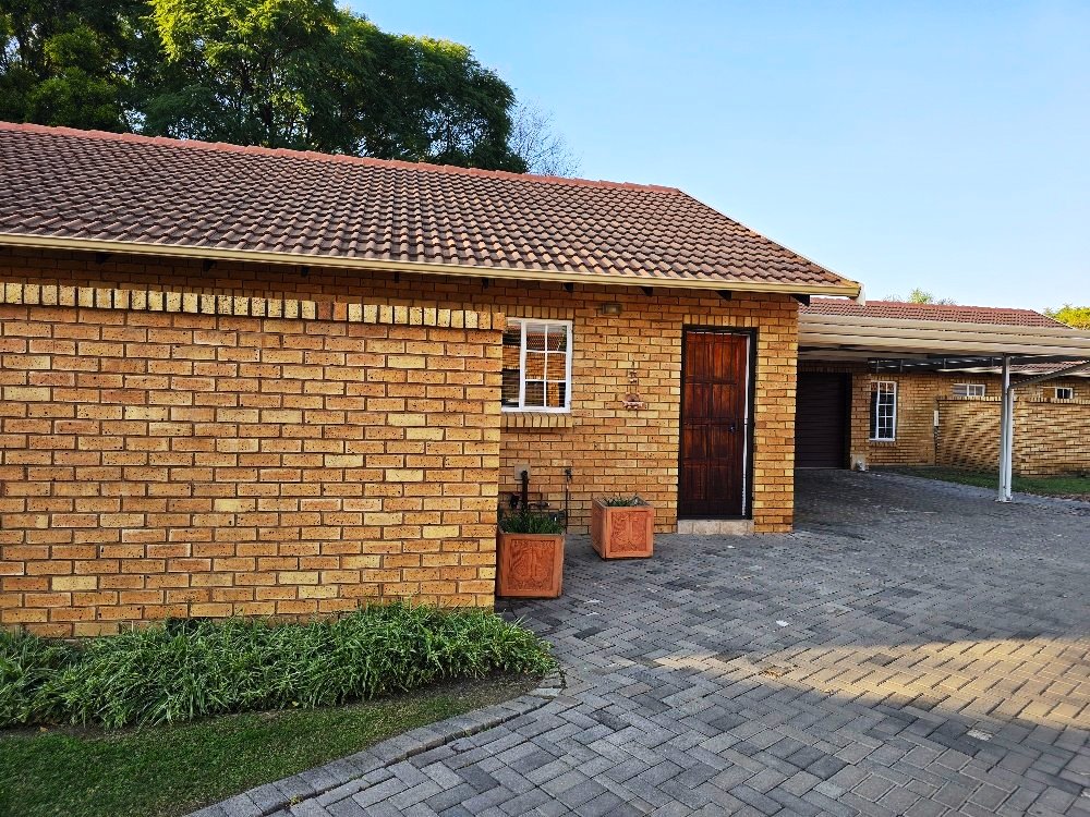 Three bedroom townhouse for sale in Sinoville