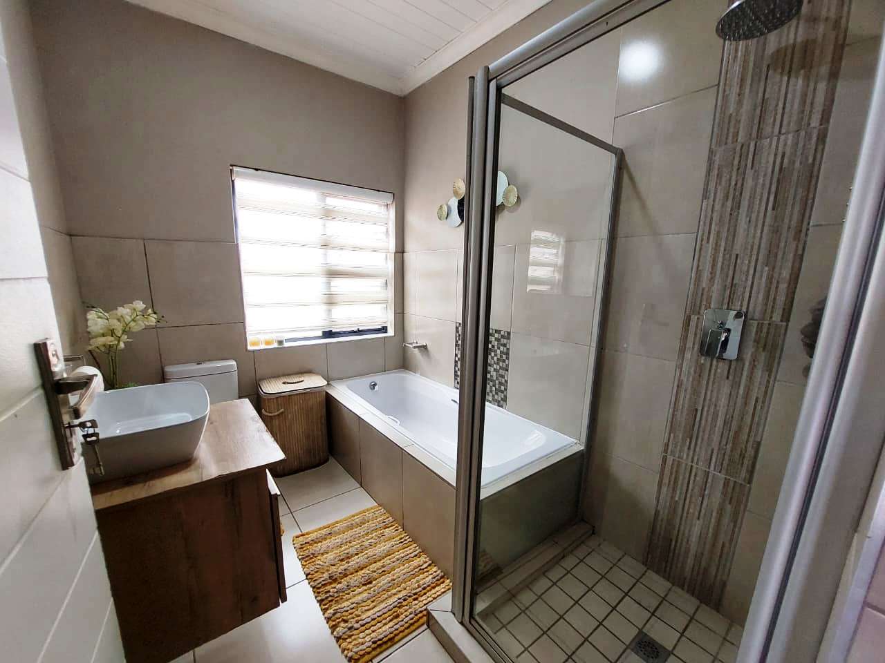 Three bedroom simplex for sale in Montana