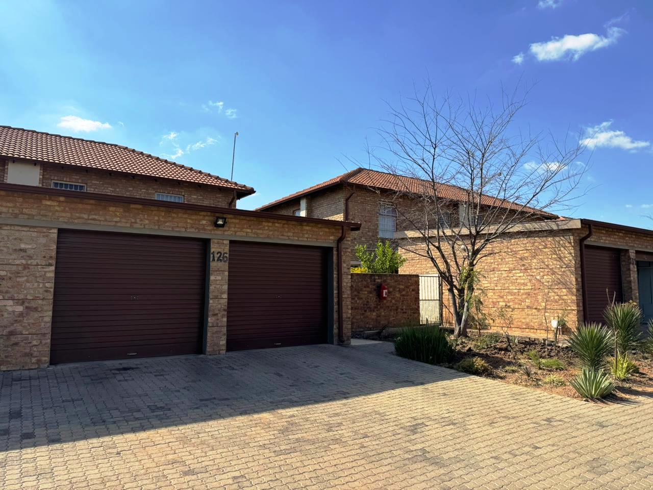 Three bedroom townhouse in Annlin for sale