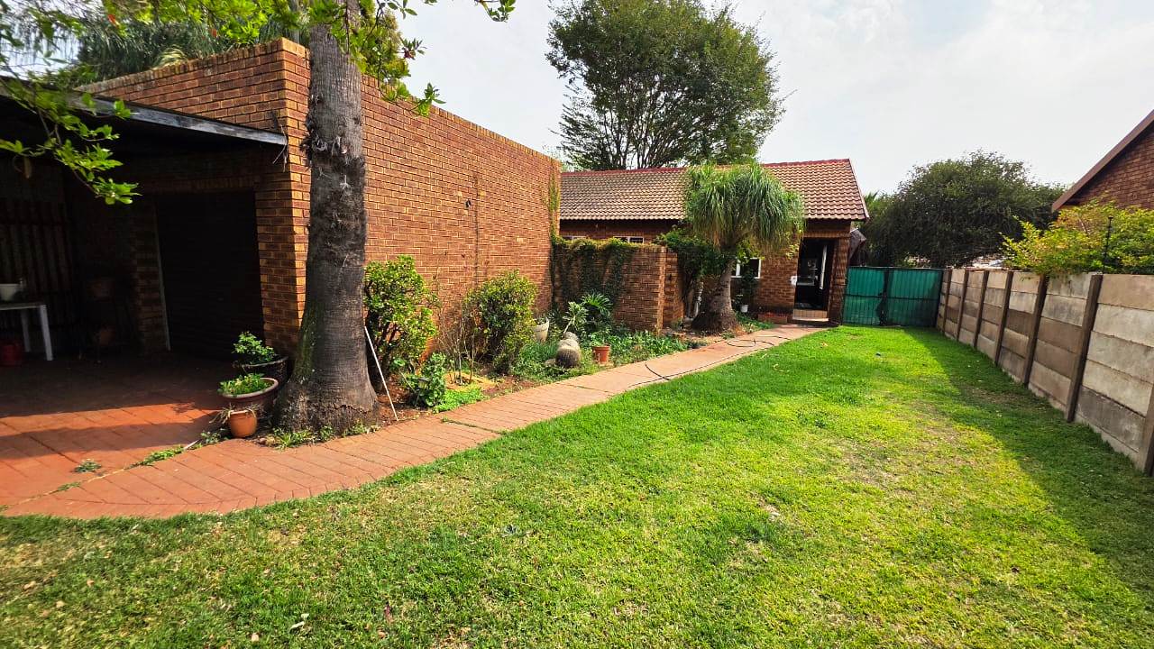 No levy Duet for sale in old Doornpoort area